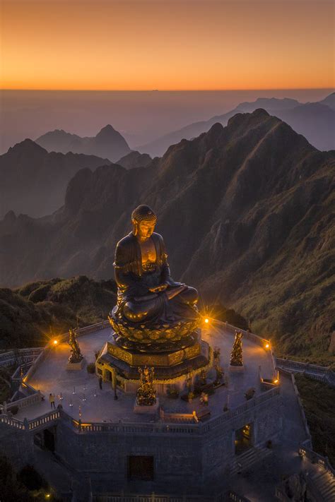 What is special about the great Buddha statue at the top of Fansipan ...