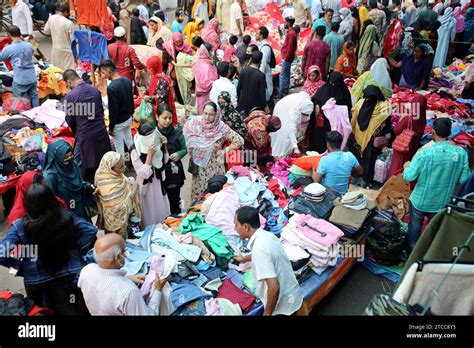 Dhaka Markt für Bekleidung People gathered at a street market to buy ...