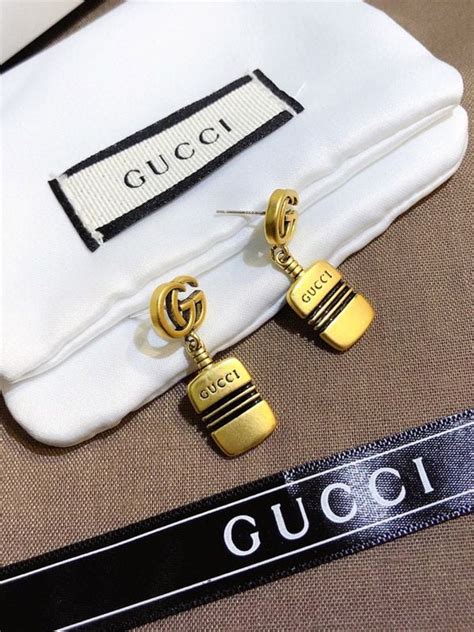 Gucci gold earring with logo