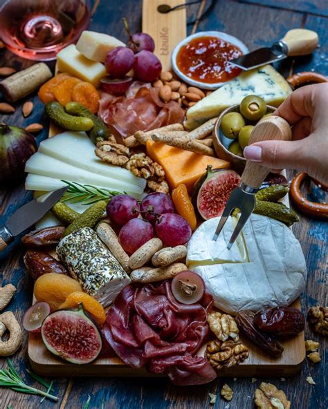 How to Make The Best Charcuterie And Cheese Platter For The Holidays