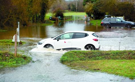 Drivers battle through floodwaters by Cookham Moor - Photo 1 of 6 ...