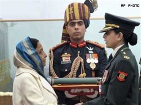 Pratibha Patil awards Ashok Chakras on R-Day