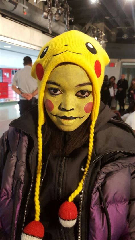 Pikachu face paint. | Pokemon verjaardagsfeestje, Pokemon