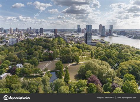 De stad Rotterdam in Nederland – Redactionele stockfoto © MennoSchaefer #133513078