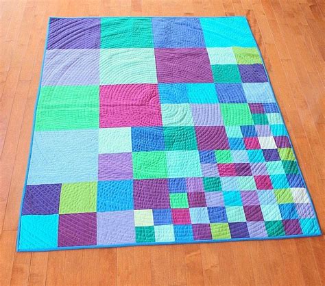 Modern Patchwork Quilt - Scattering Squares | Modern patchwork quilt, Geometric quilt, Patchwork ...