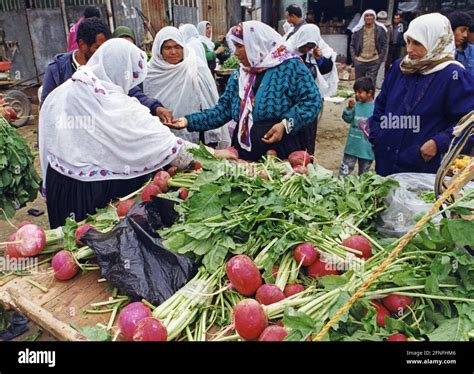 Palestinian women at the market in Gaza City. [automated translation] Stock Photo - Alamy