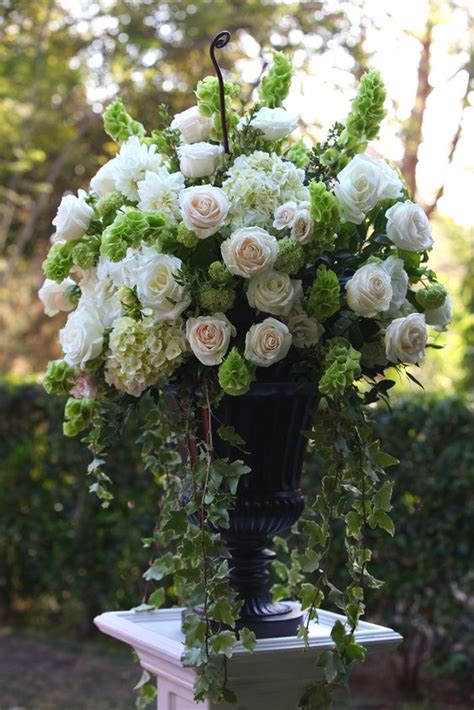 Pin by Kelly Lara on Wedding Garden | White flower arrangements, Flower ...