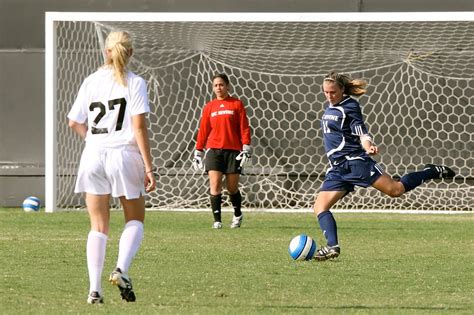 Socer - fotball: Girls playing soccer