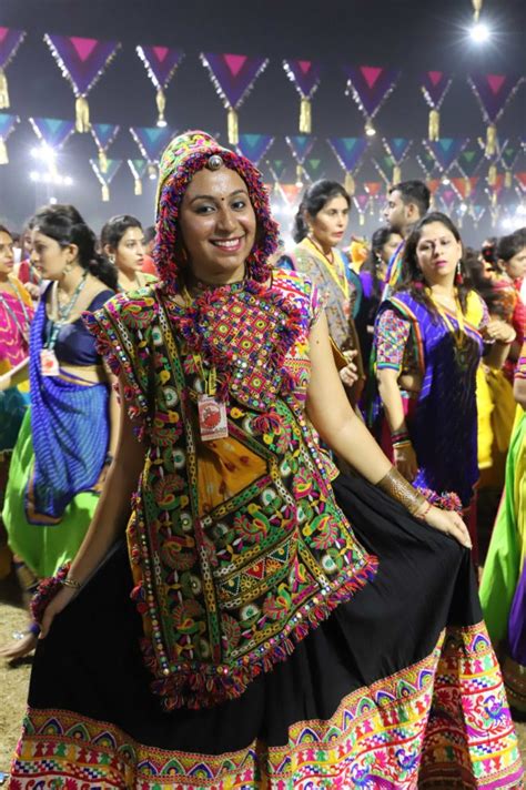 Let's dance Garba on Navratri in Gujarat - Media India Group