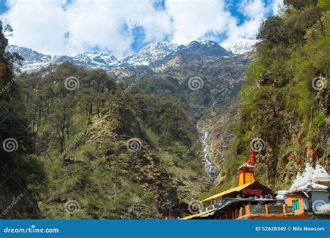 Yamunotri Temple editorial stock image. Image of hike - 52628349