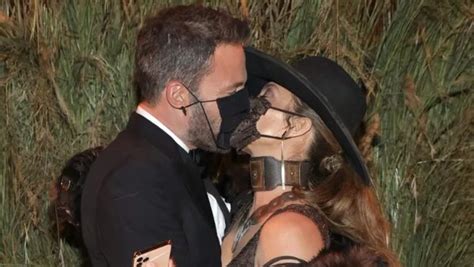 Jennifer Lopez & Ben Affleck Kiss With Masks On At The Met Gala - Filmibeat