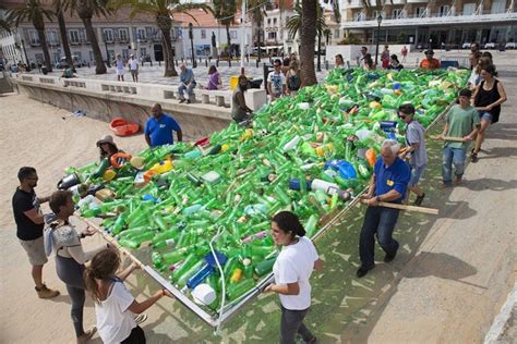 Luzinterruptus builds an “eighth continent” out of recycled plastic ...