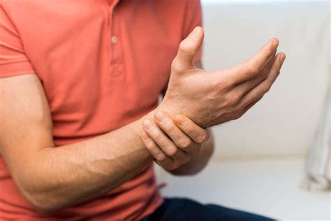 Sprained Wrist: 10 Symptoms of a Sprained Wrist