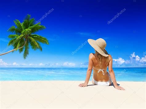 Mujer Relajándose en la playa: fotografía de stock © Rawpixel #52467191 ...