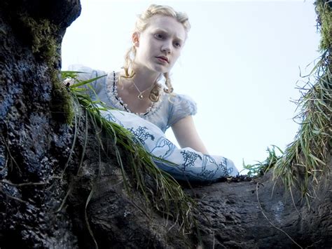 Wallpaper: Mia Wasikowska in una scena del film Alice in Wonderland: 123630 - Movieplayer.it