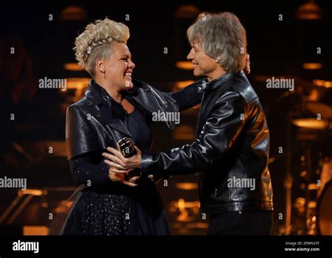 Jon Bon Jovi Billboard Awards 2021 : P Nk The Weeknd Bts Co Bei Den ...