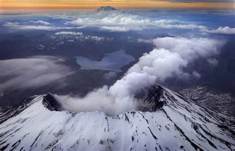 Mount Hood: Unraveling the mystery beneath a buttoned-down volcano ...