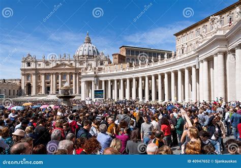 Crowd Of People In St. Peters Basilica, Vatican Editorial Photography ...