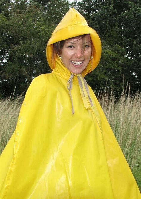 Geschlossenes gelbes Regencape mit externem Regenhut | Rainwear fashion, Yellow raincoat ...