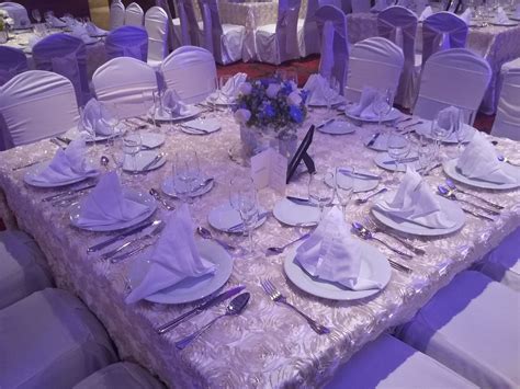 Decoración de mesa en color beige y blanco | Table decorations, Dining table, Decor