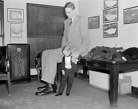 Robert Wadlow: The tallest man in history seen through stunning ...