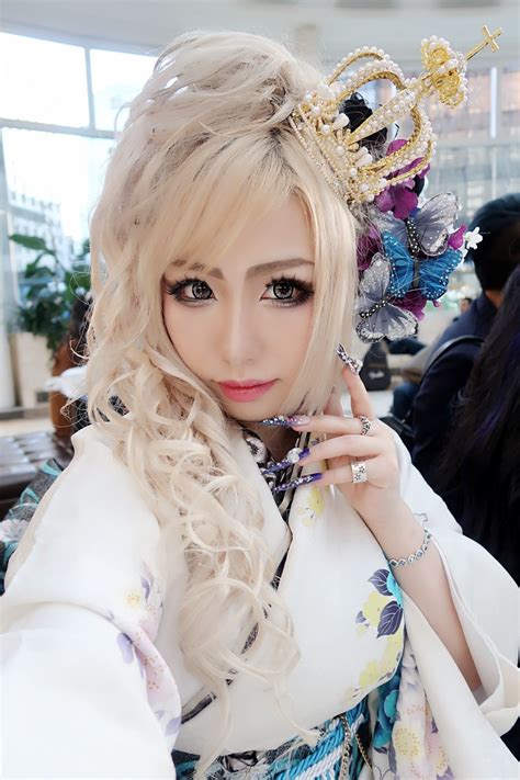 Japanese vs Gaijin Gyaru Community - Hello Lizzie Bee