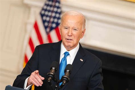 Colin Jost Praises Biden’s ‘Decency’ at White House Correspondents ...