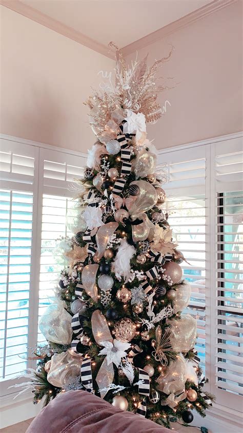 Black and Gold Christmas Tree By Dary Resendiz Champagne Christmas Tree, Rose Gold Christmas ...