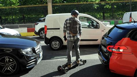 Plus de 300 000 skates électriques « Onewheel » rappelés après des ...