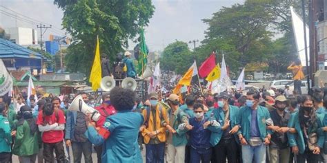 Viral! Mahasiswa Tetap Kerjakan Tugas Sewaktu Demo Tolak Omnibus Law - Campuspedia News