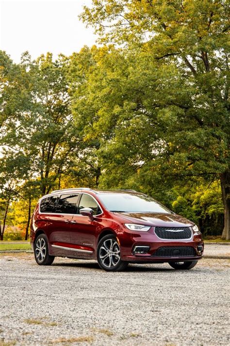 View Photos of the 2021 Chrysler Pacifica AWD