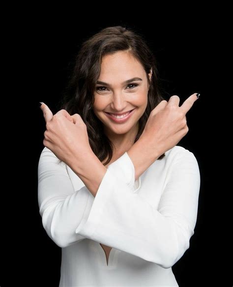 Hands look kinda big for her normal size ........hmmmmm | Gal gadot ...