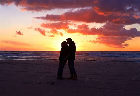 Sunset Silhouette Kiss On Beach For Romantic Honeymoon Photo Background And Picture For Free ...