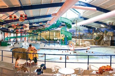 Splashland Indoor Pool at Parkdean Trecco Bay Holiday Park - Picture of Porthcawl, Vale of ...