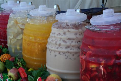 (VIDEO) ¡Qué asco! Vendedor de aguas frescas rellena sus vitroleros con agua de drenaje - TRIBUNA