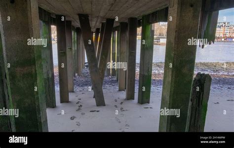 river thames south bank Stock Photo - Alamy