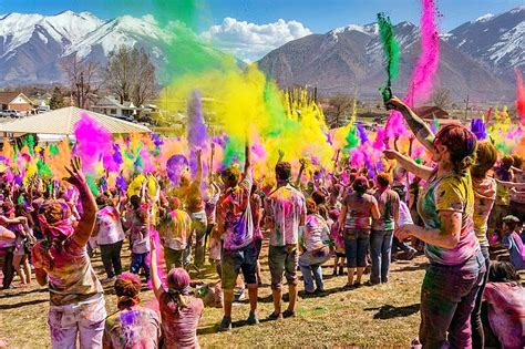 Ultimate Ways to an Ideal 2014 Holi Festival in Delhi | Delhi Darshan | Delhi Sightseeing - HOHO Bus