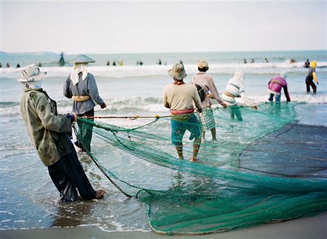 Fishermen at Sea in the Philippines | Bunn Salarzon