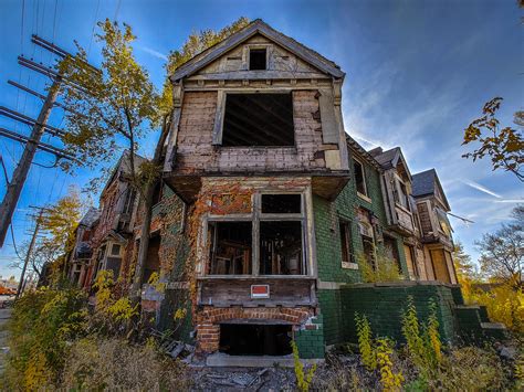 An abandoned apartment building in Detroit. : r/urbanexploration