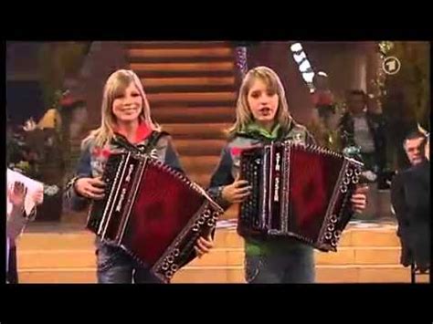 Die Twinnies Bayernmädels 2 Girls playing steirische harmonika on rollerskates ! - YouTube