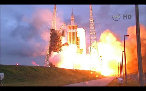 Orion capsule returns to Earth after dramatic test flight - CBS News