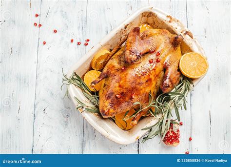 Pato De Navidad Horneado. Pato Asado Casero Con Romero Y Naranjas ...