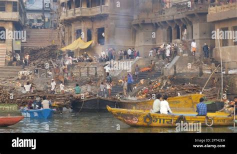 Hindu cremation by river ganges, india Stock Videos & Footage - HD and ...