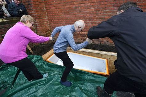 Man Gets Buried Alive In Coffin Underneath City Street (6 pics)