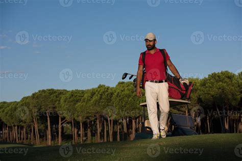 golfer walking and carrying golf bag 10854923 Stock Photo at Vecteezy