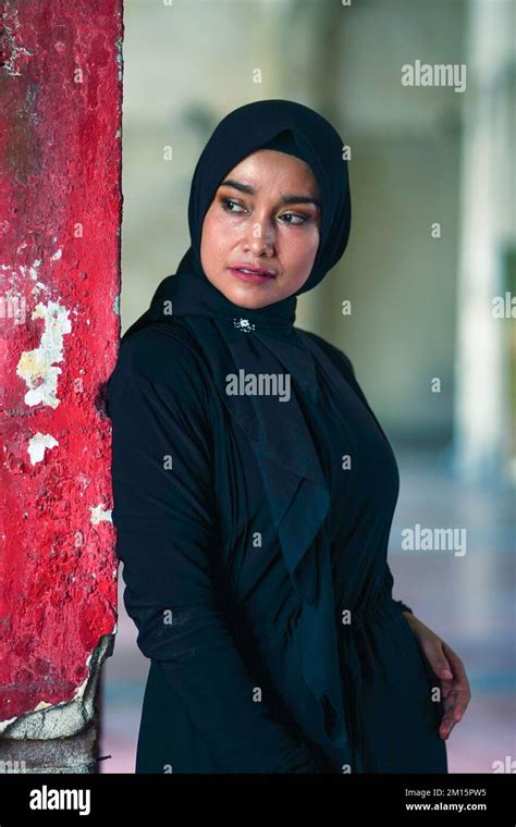 Woman abaya black face hi-res stock photography and images - Alamy