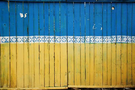 3840x2160 wallpaper | yellow and blue painted wooden fence | Peakpx