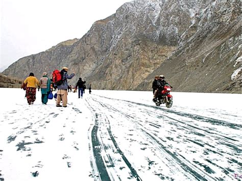 Babusar Top closed for traffic after snowfall