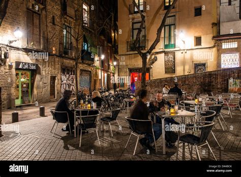 Outdoor cafe at night in Barri Gotic district, Barcelona, Catalonia ...