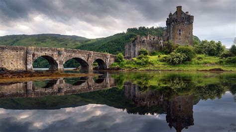 Eilean Donan castle in the western Highlands of Scotland. [Desktop ...